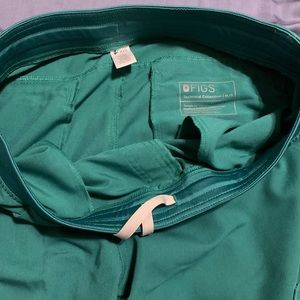 Figs XL short hunter green axim pants